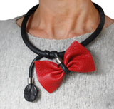 Eccentric short necklace with a red bow
