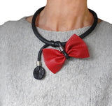 Eccentric short necklace with a red bow