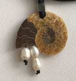 Elegant short necklace with Ammonite and white pearls